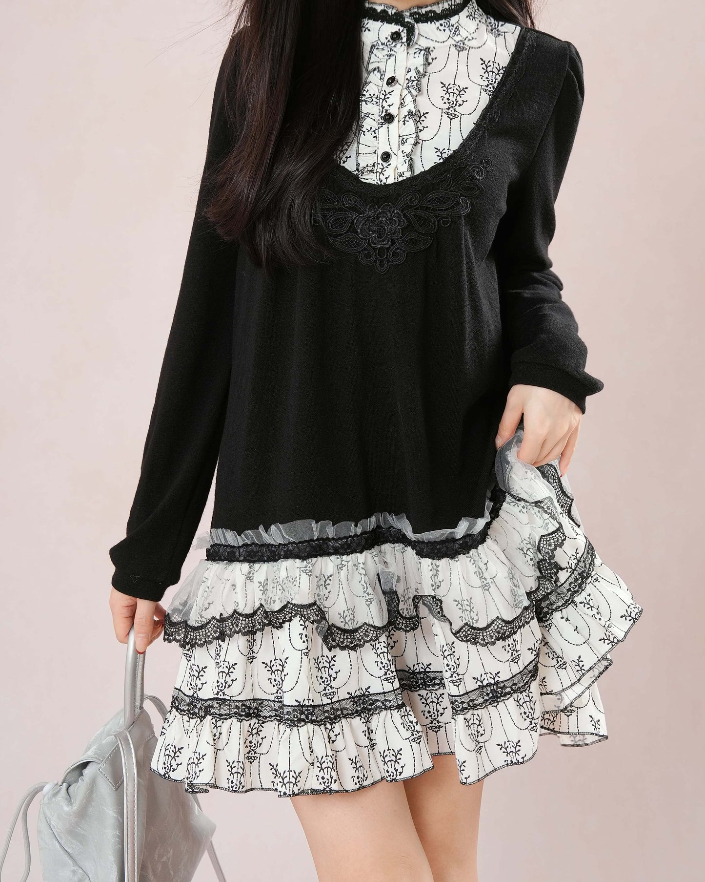 【1枚でコーデ完成】白と黒の旋律に揺れるクラシカルワンピース