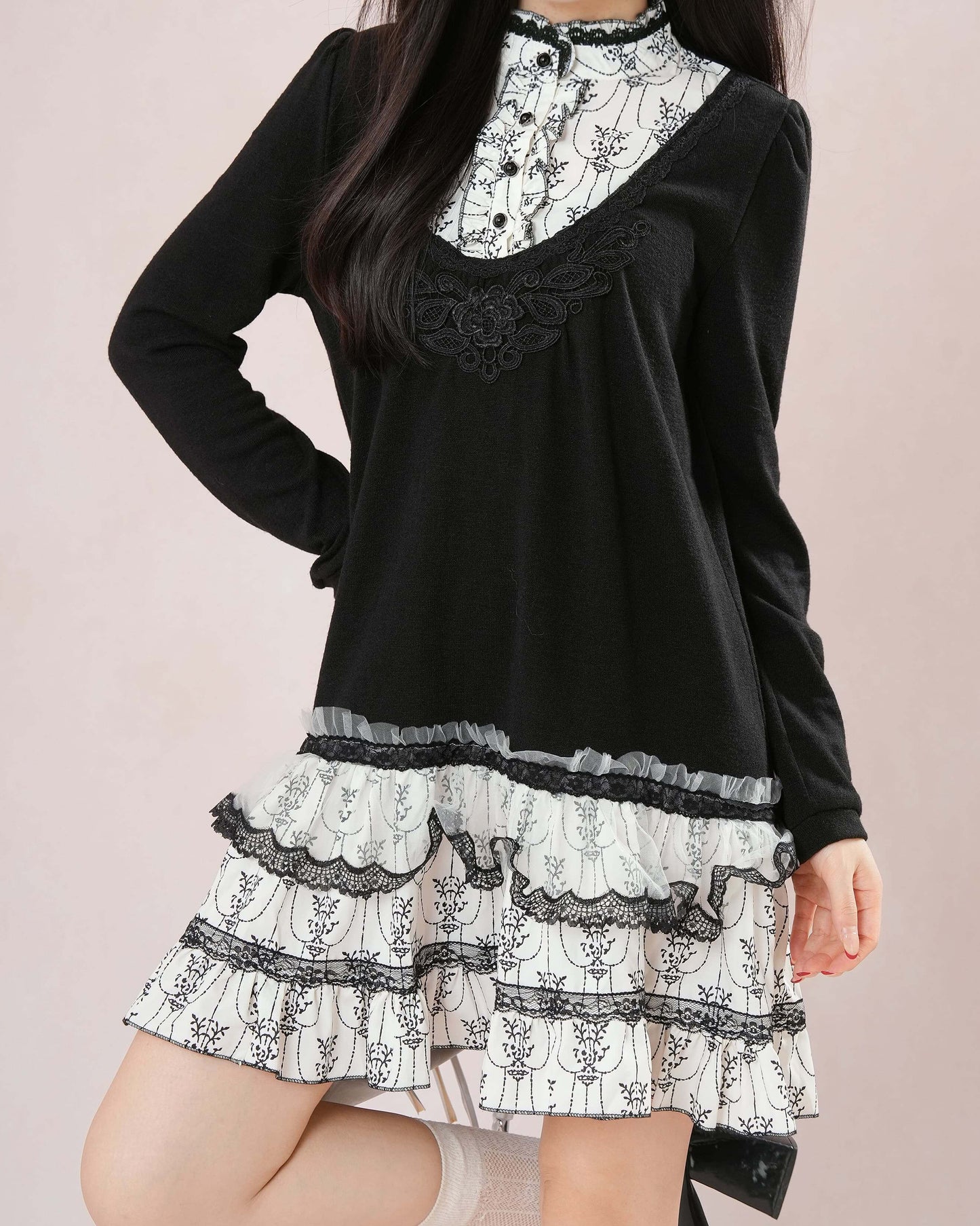 【1枚でコーデ完成】白と黒の旋律に揺れるクラシカルワンピース