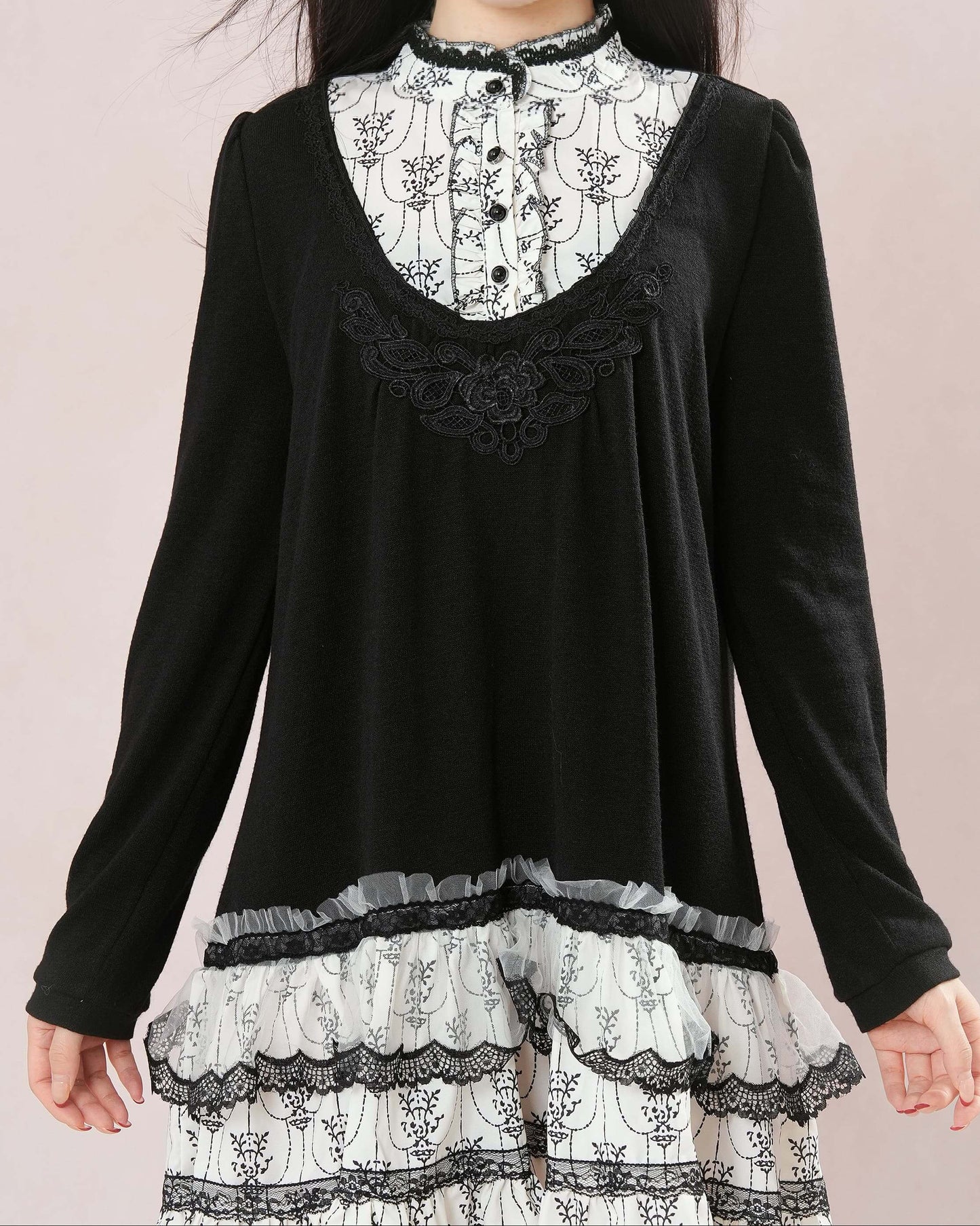 【1枚でコーデ完成】白と黒の旋律に揺れるクラシカルワンピース