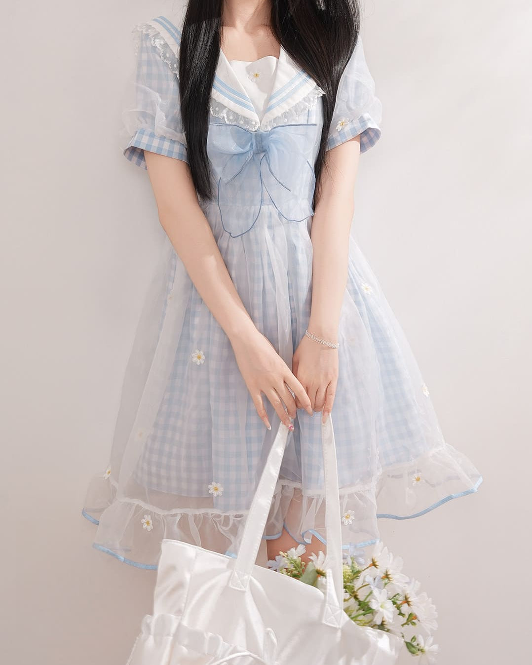 《後ろ姿まで愛らしい》お花畑のティーパーティーワンピース