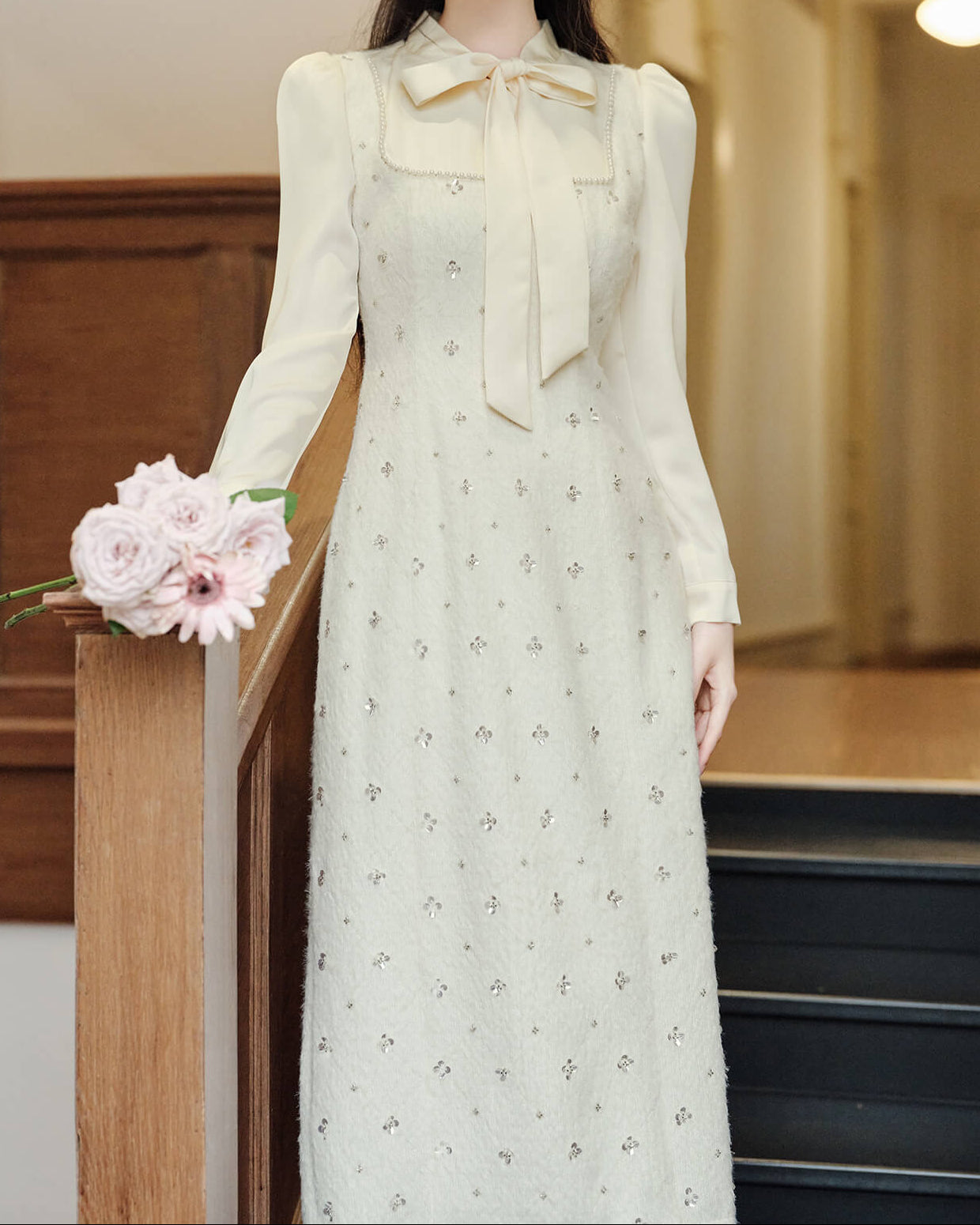 《お呼ばれコーデにも最適》花かんむりの誓いを紡ぐホワイトワンピース