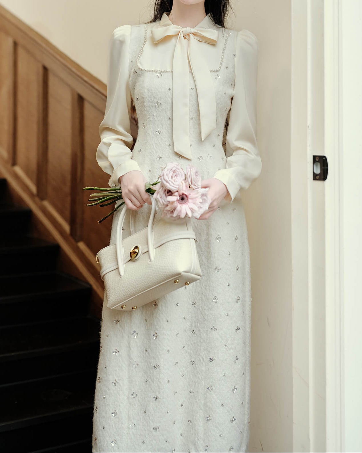 《お呼ばれコーデにも最適》花かんむりの誓いを紡ぐホワイトワンピース