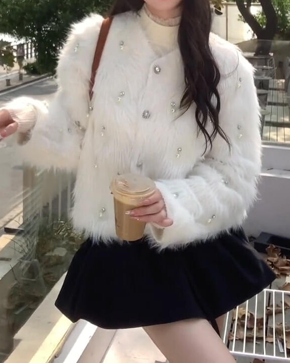 純白の雪が降るお城のファーコート