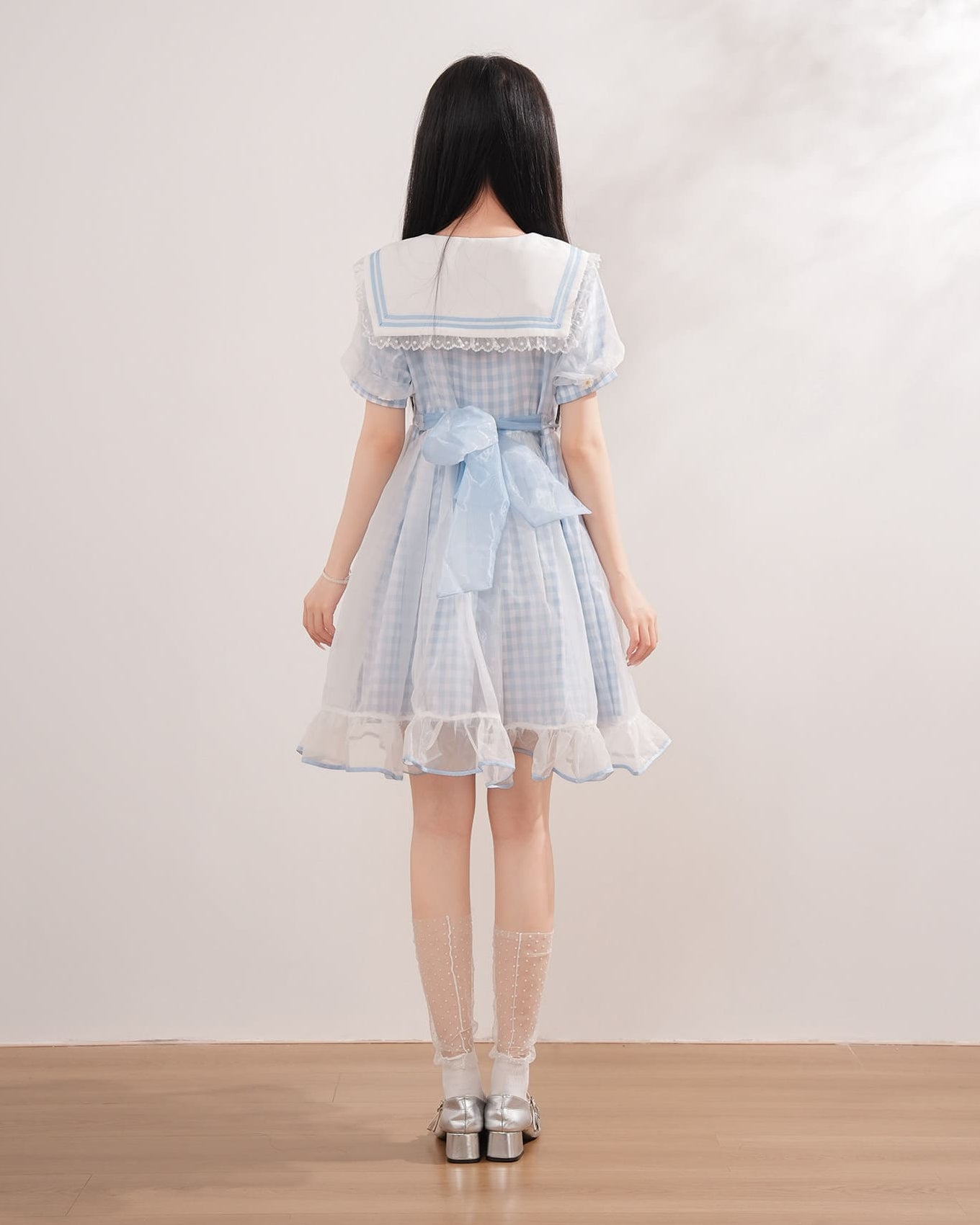 《後ろ姿まで愛らしい》お花畑のティーパーティーワンピース