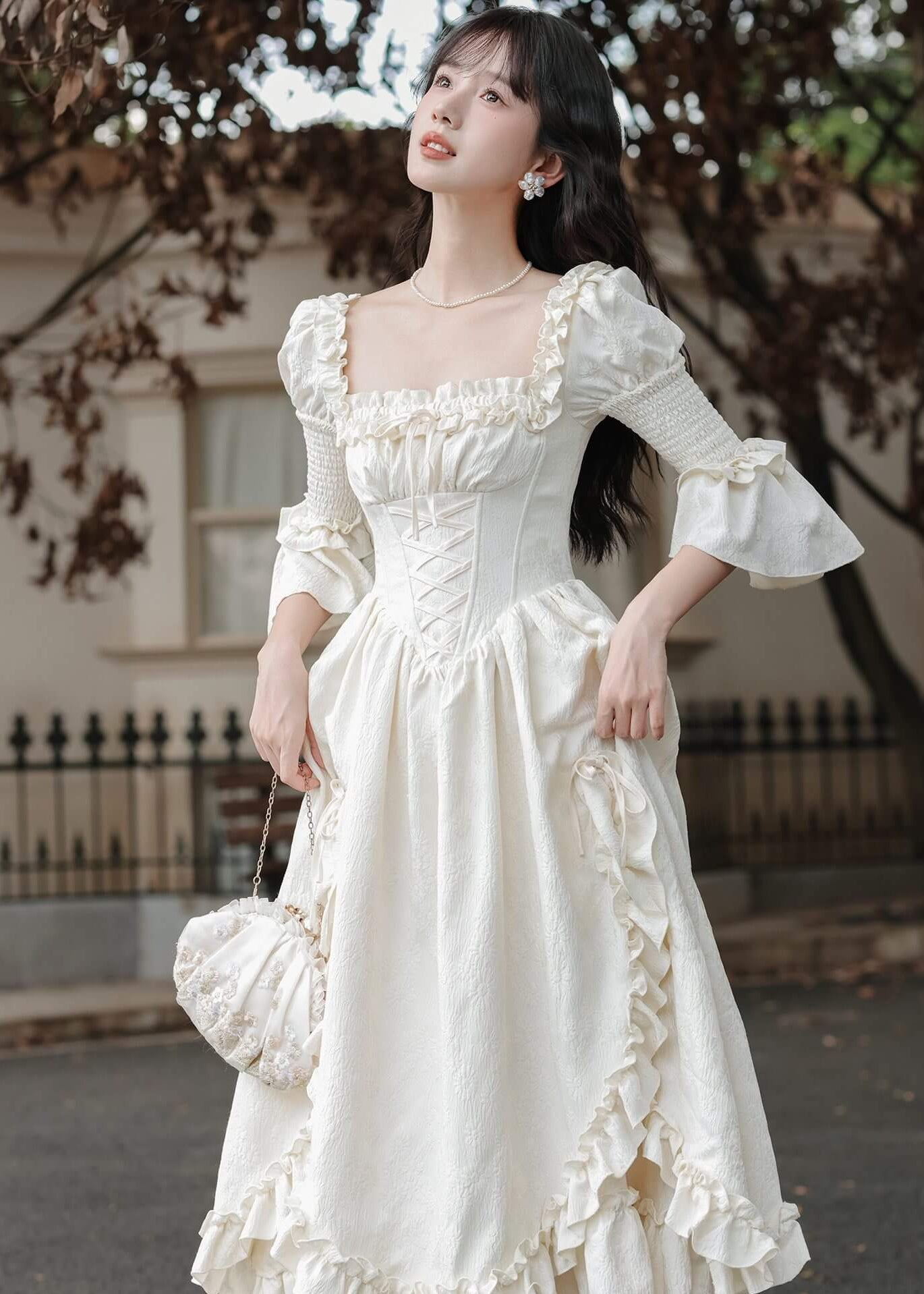 《袖を通した瞬間、心ときめく一枚》祝福の鐘が響くロイヤルホワイトワンピース