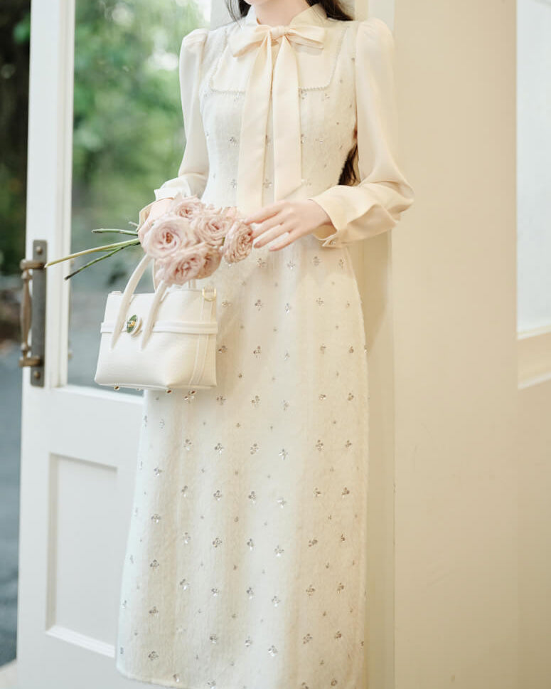 《お呼ばれコーデにも最適》花かんむりの誓いを紡ぐホワイトワンピース