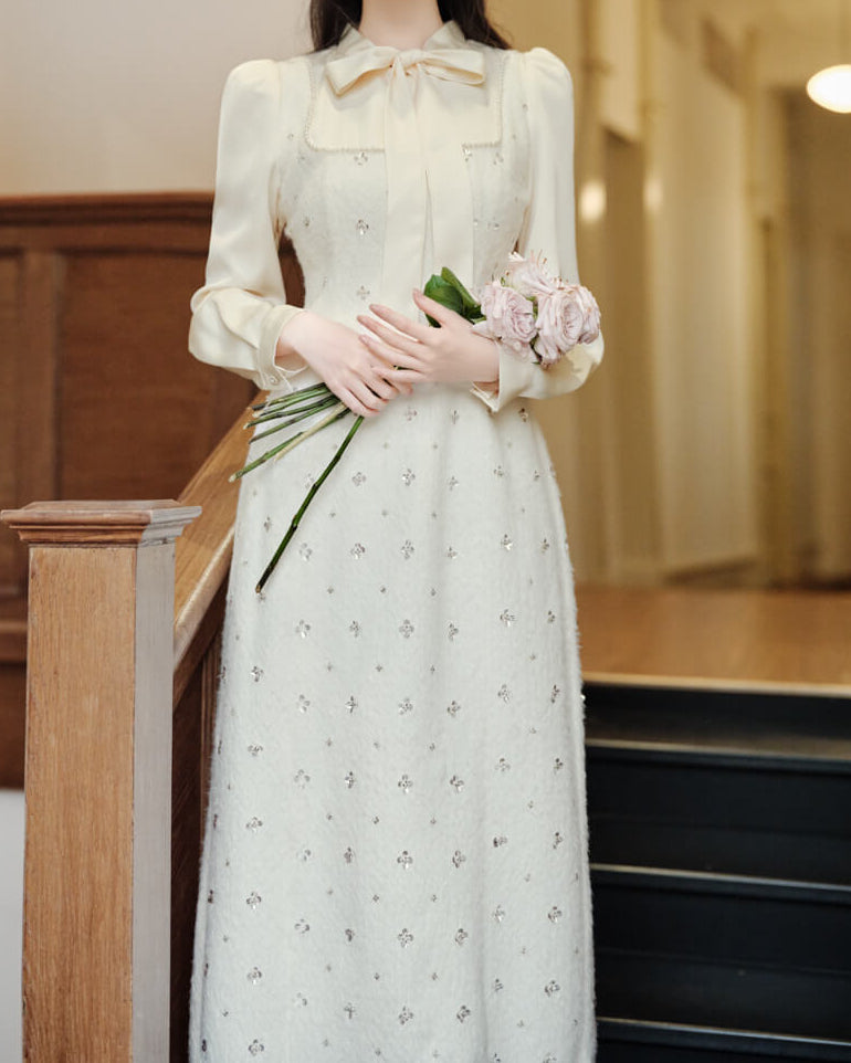 《お呼ばれコーデにも最適》花かんむりの誓いを紡ぐホワイトワンピース