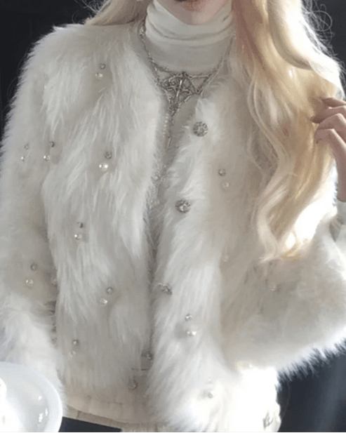 純白の雪が降るお城のファーコート