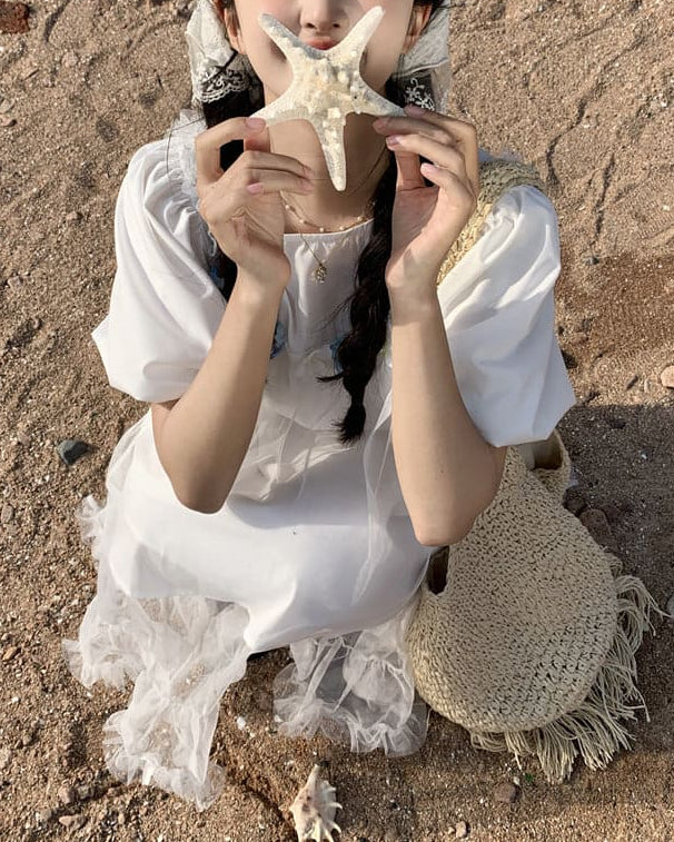 《一目で恋する透明感》きらめく海辺と白花のプリンセスワンピース