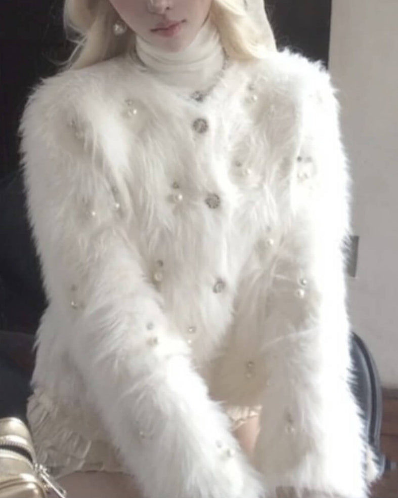 純白の雪が降るお城のファーコート