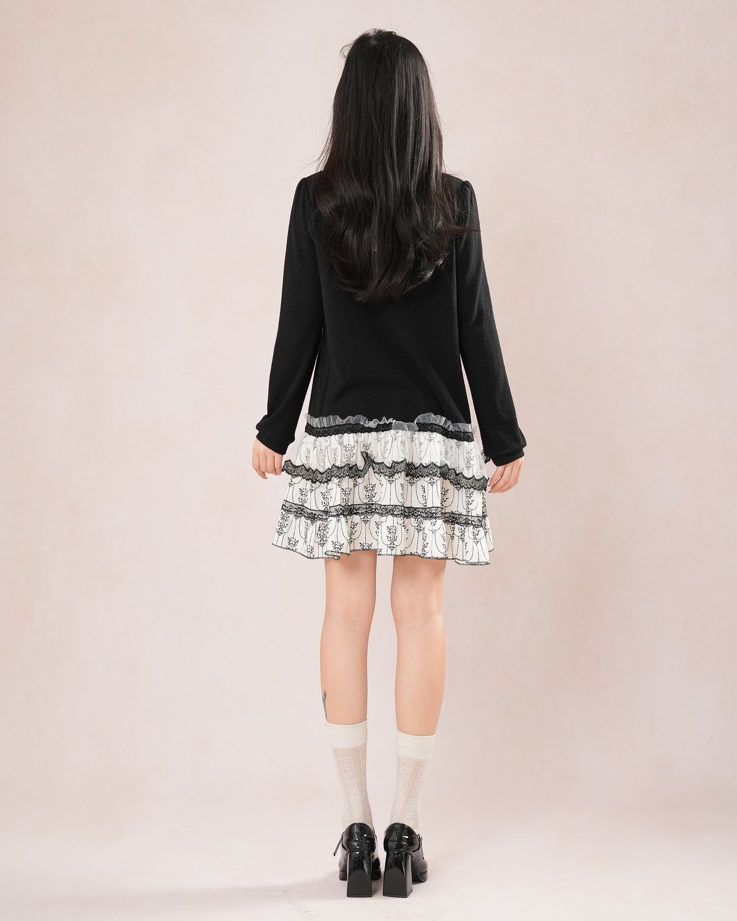 【1枚でコーデ完成】白と黒の旋律に揺れるクラシカルワンピース