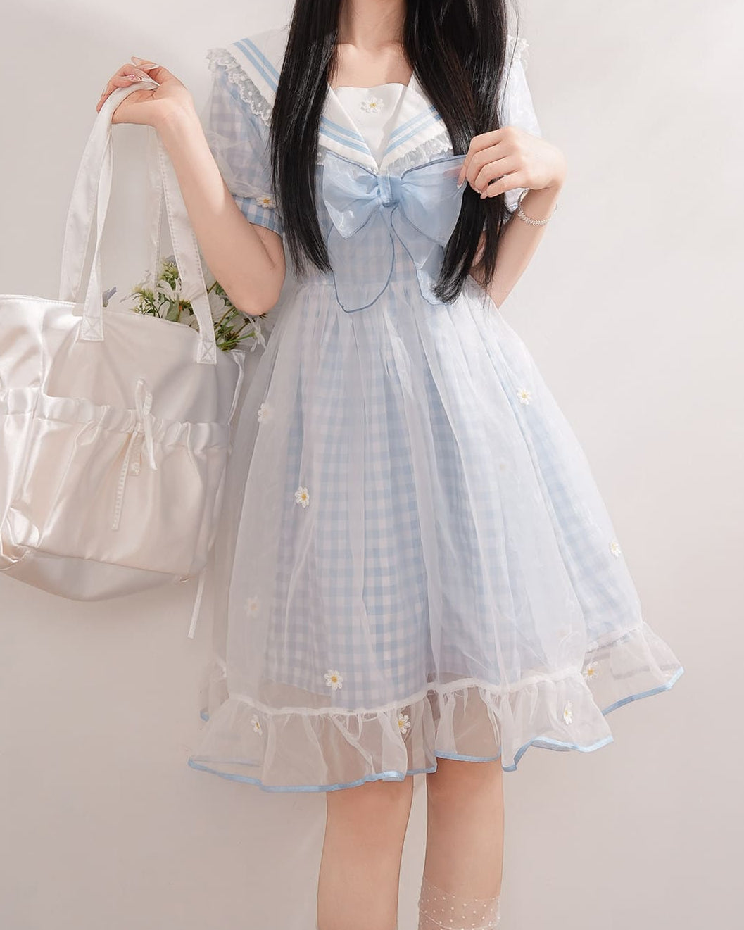 《後ろ姿まで愛らしい》お花畑のティーパーティーワンピース