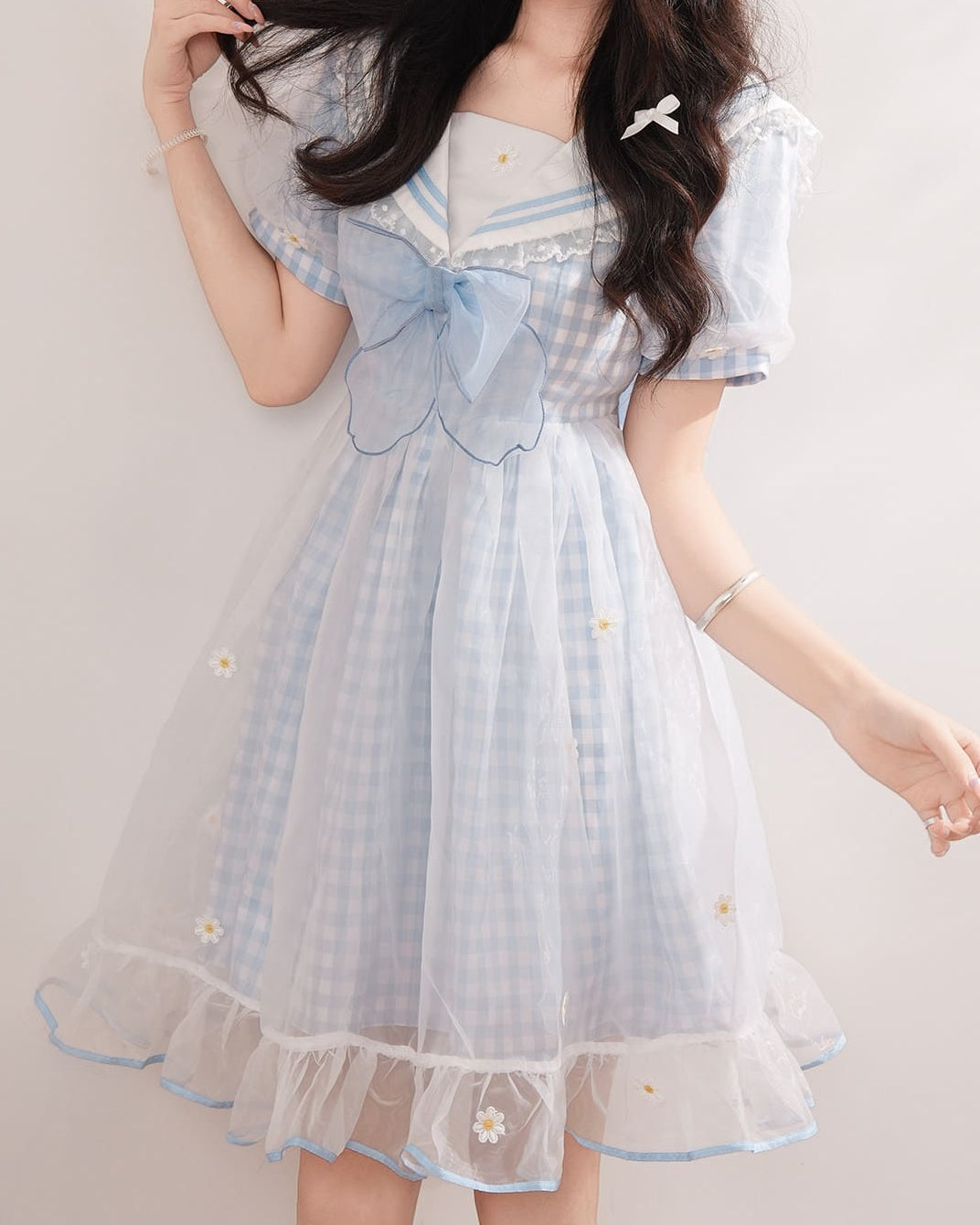 《後ろ姿まで愛らしい》お花畑のティーパーティーワンピース