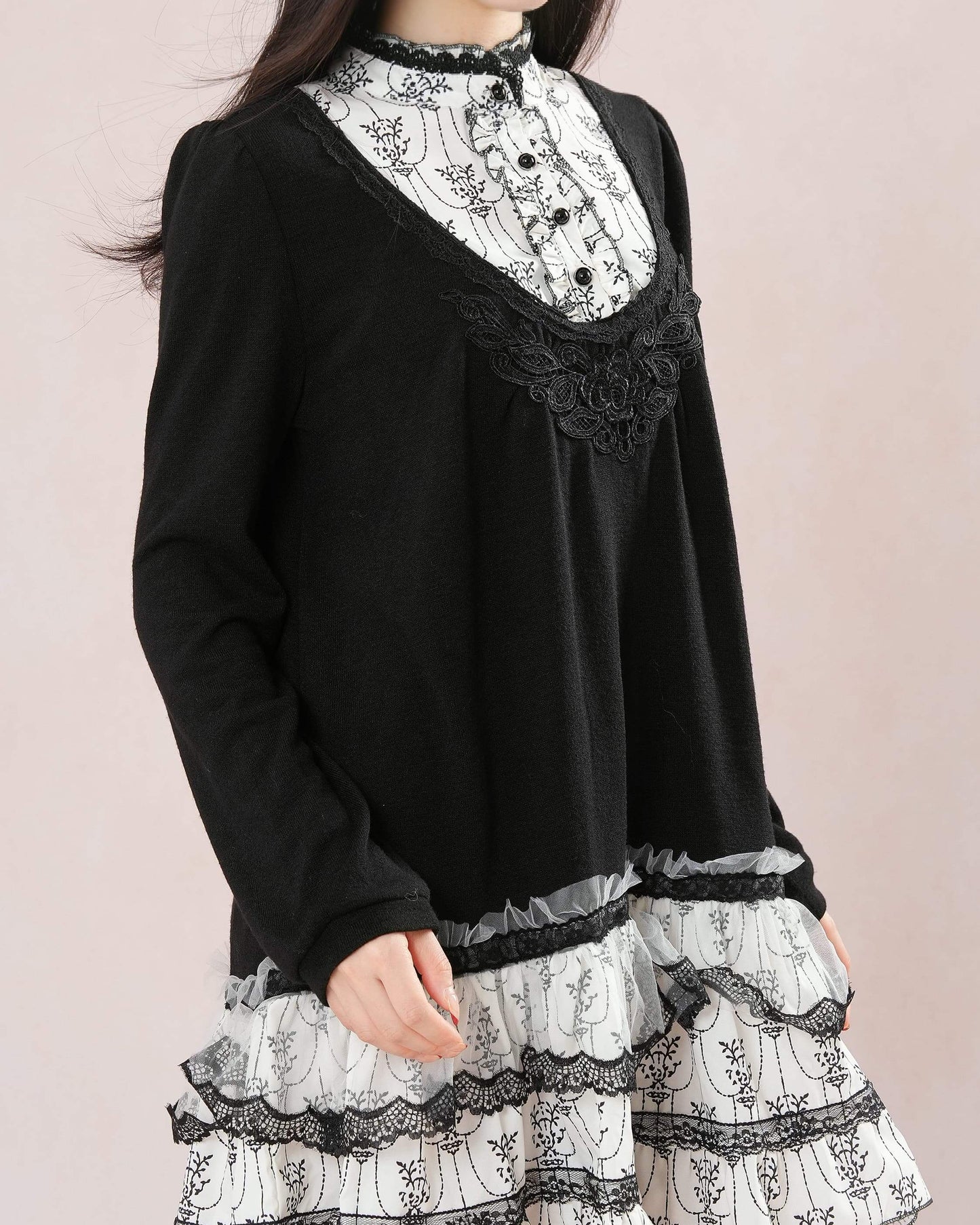 【1枚でコーデ完成】白と黒の旋律に揺れるクラシカルワンピース