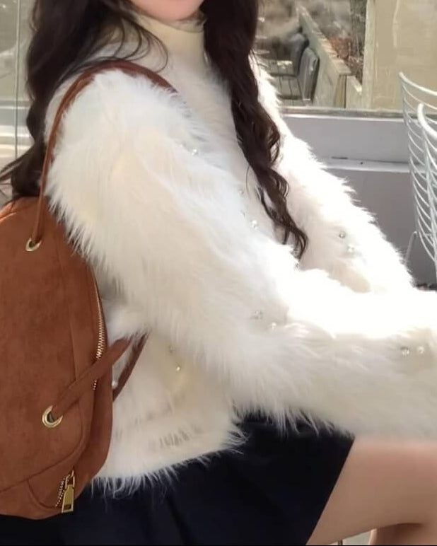 純白の雪が降るお城のファーコート