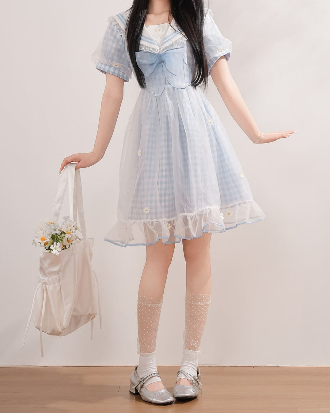 《後ろ姿まで愛らしい》お花畑のティーパーティーワンピース
