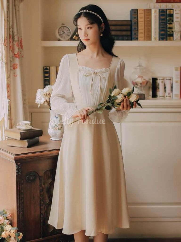 窓辺であなたを待つお嬢様のワンピース