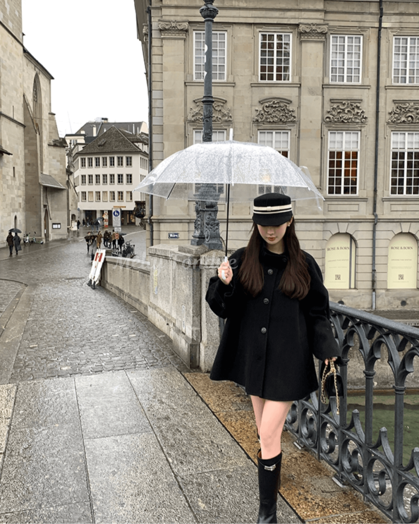 秘密の鍵を探す黒のクラシカルアウター