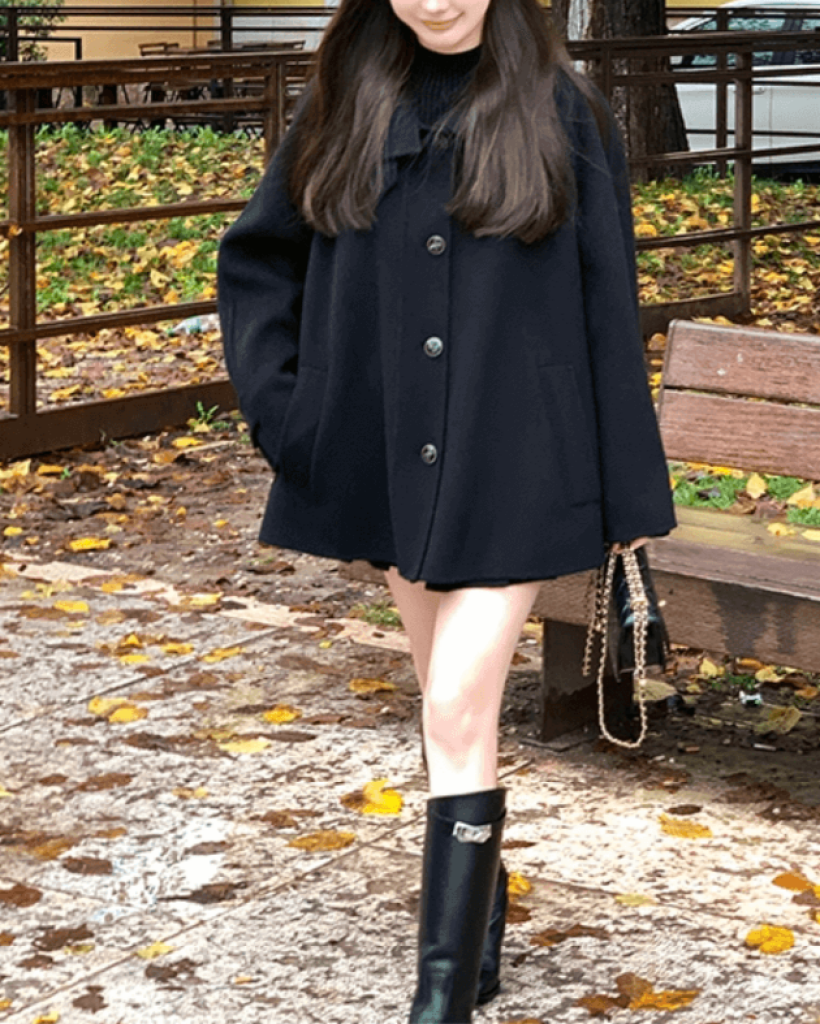 秘密の鍵を探す黒のクラシカルアウター