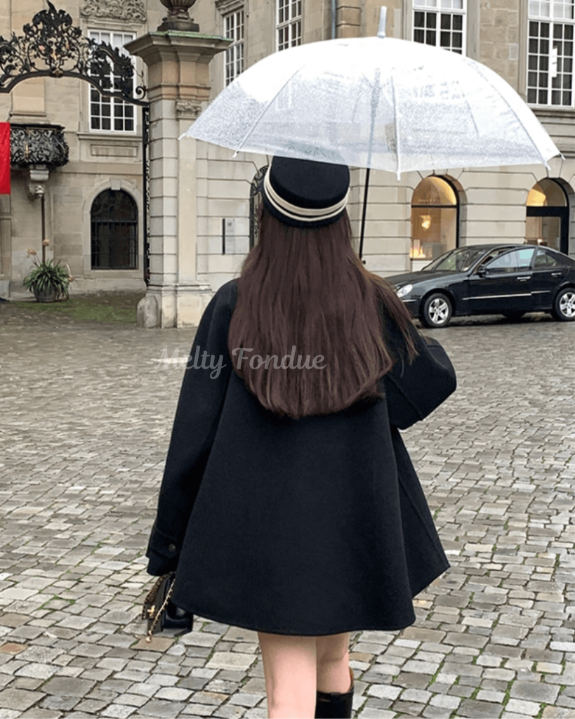 秘密の鍵を探す黒のクラシカルアウター