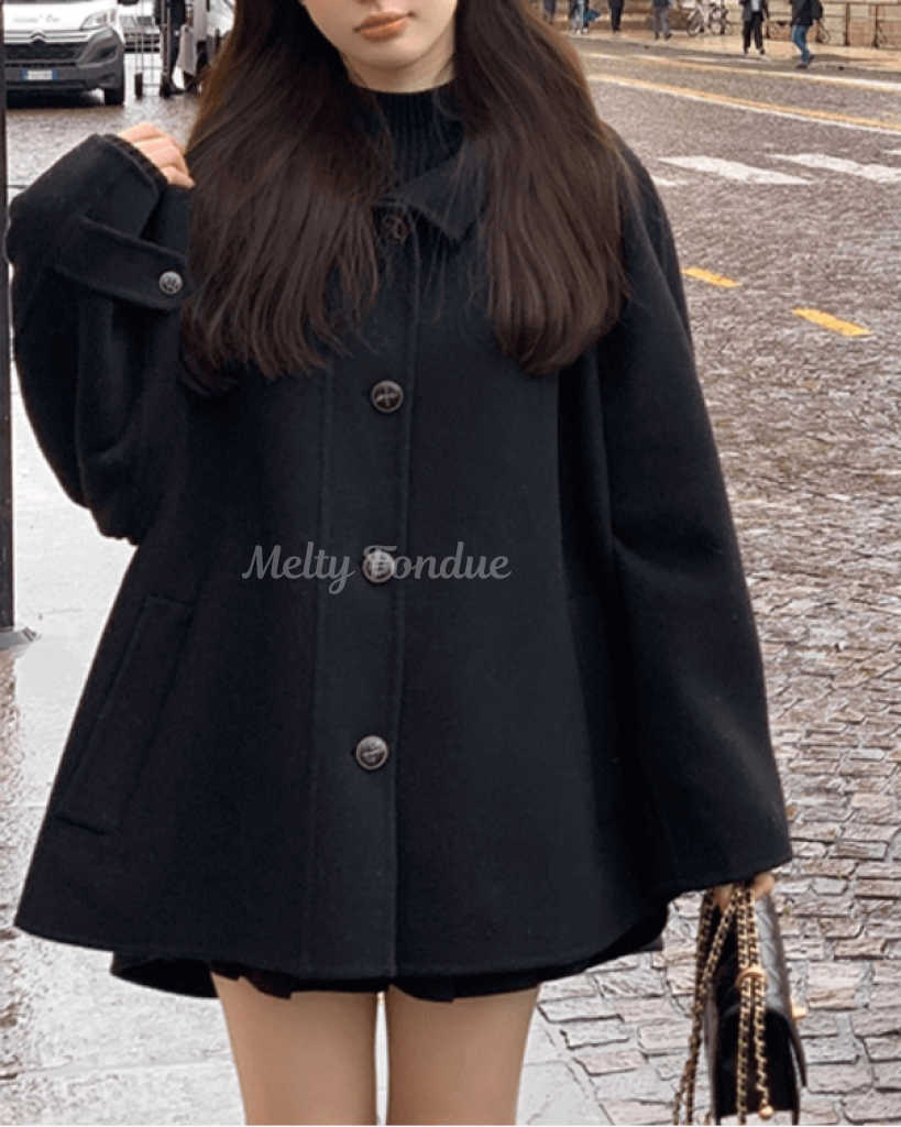 秘密の鍵を探す黒のクラシカルアウター