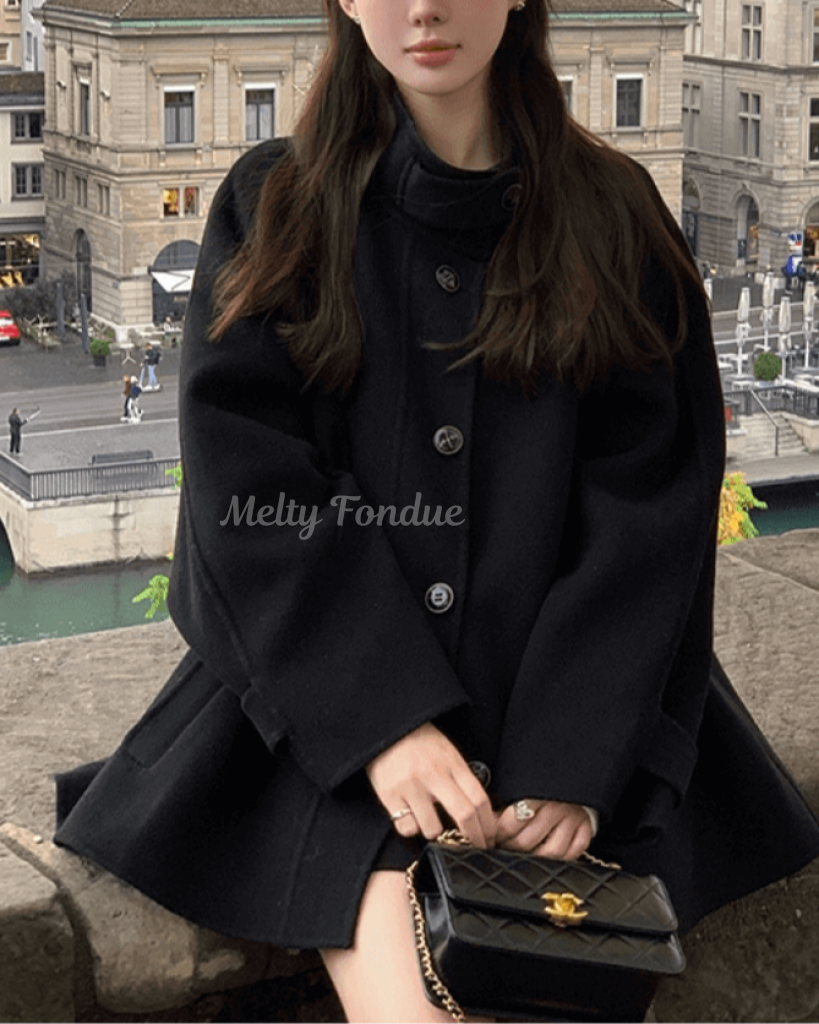 秘密の鍵を探す黒のクラシカルアウター