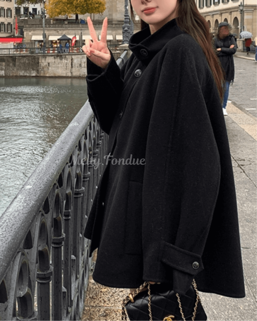 秘密の鍵を探す黒のクラシカルアウター