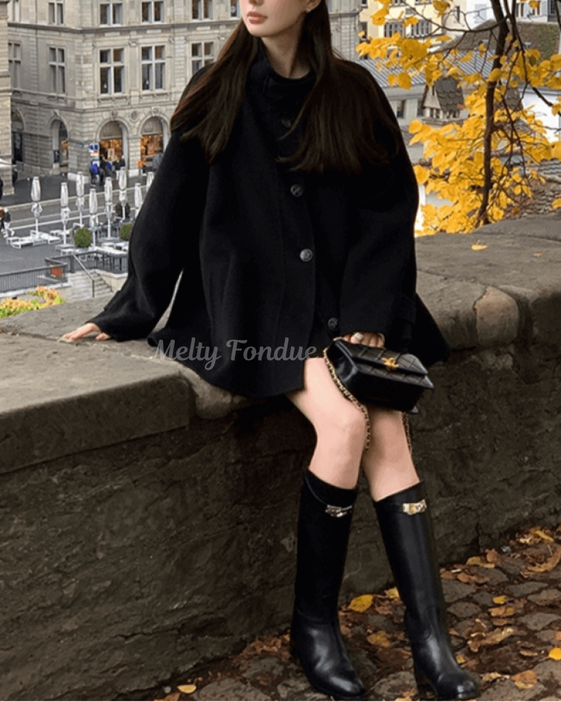 秘密の鍵を探す黒のクラシカルアウター