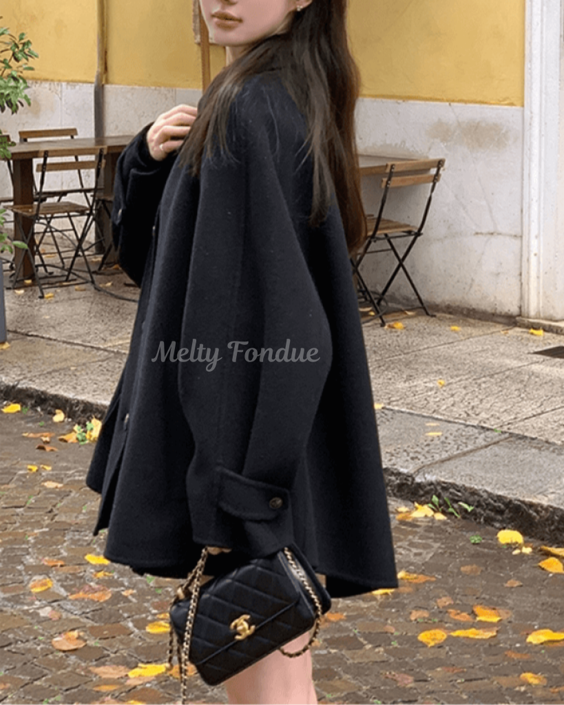 秘密の鍵を探す黒のクラシカルアウター