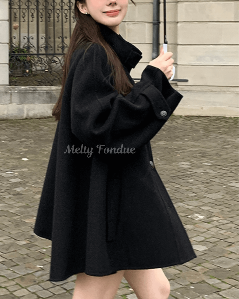 秘密の鍵を探す黒のクラシカルアウター