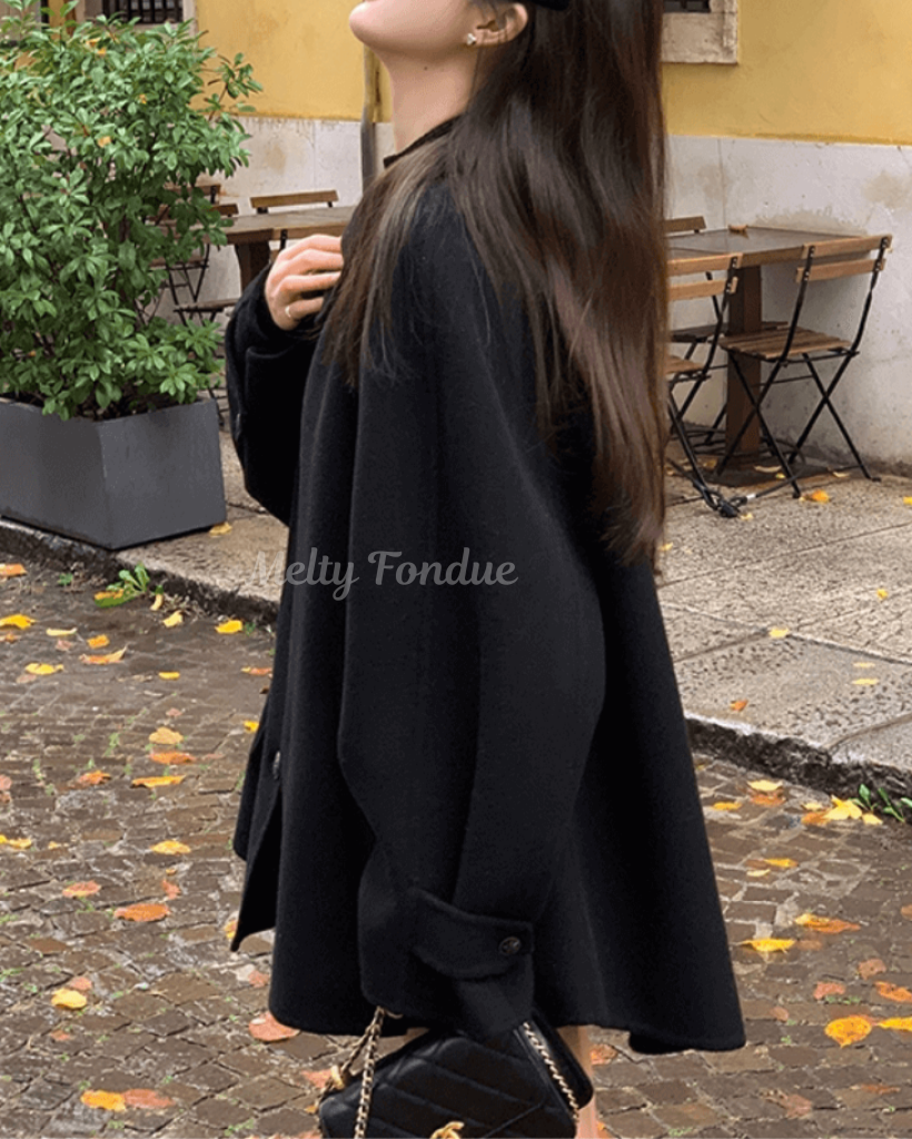 秘密の鍵を探す黒のクラシカルアウター