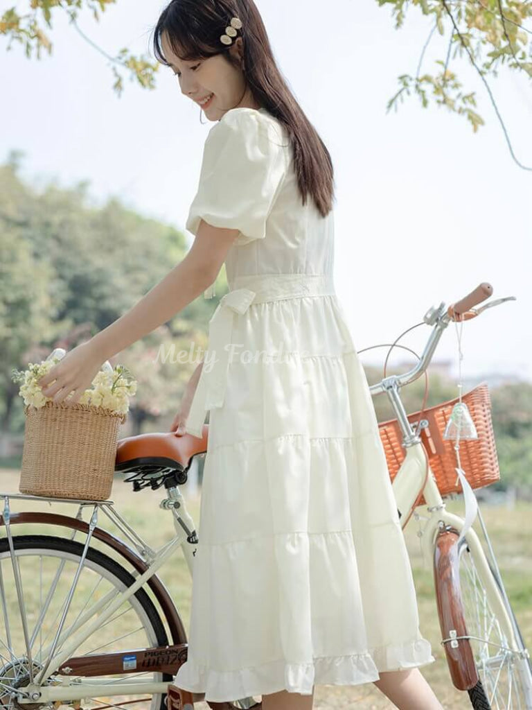 風浴びて走る少女ワンピース