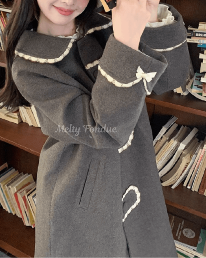 おとぎ話の本棚に隠れたプリンセスコート