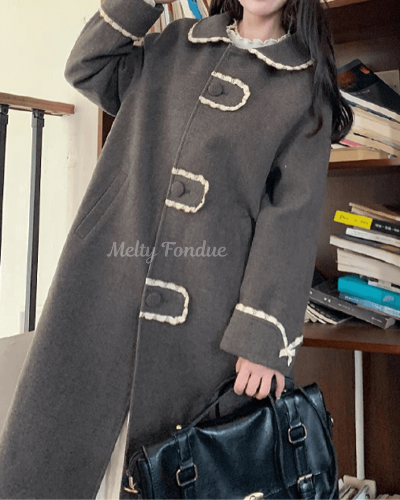 おとぎ話の本棚に隠れたプリンセスコート