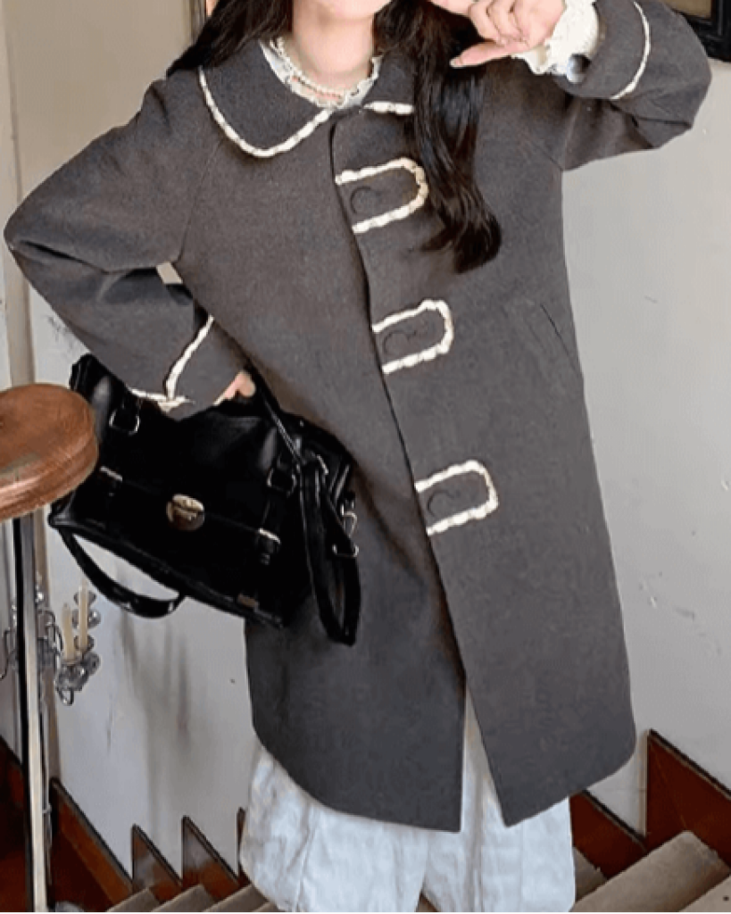 おとぎ話の本棚に隠れたプリンセスコート