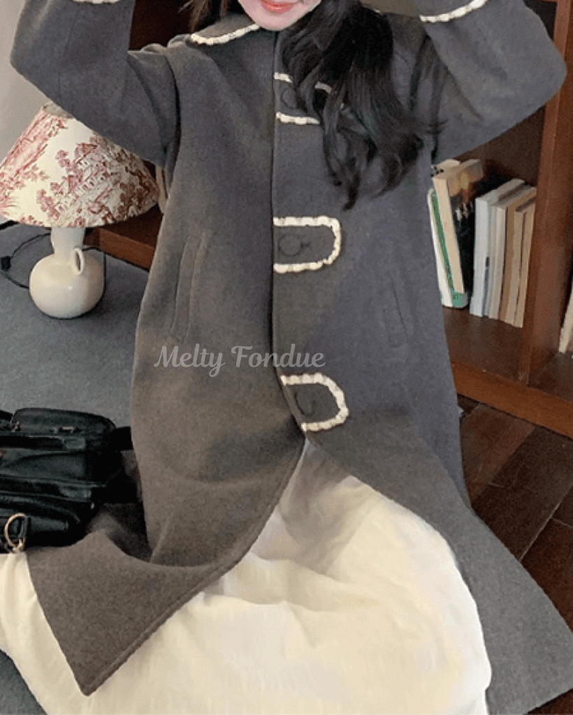 おとぎ話の本棚に隠れたプリンセスコート