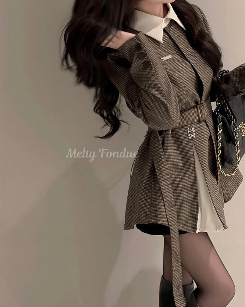 午後の微笑みに包まれるチェックワンピース