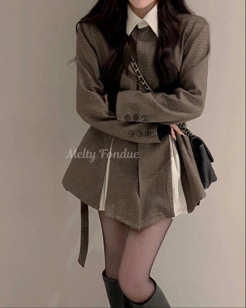 午後の微笑みに包まれるチェックワンピース