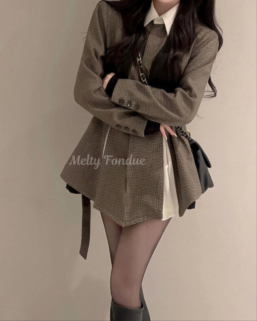 午後の微笑みに包まれるチェックワンピース