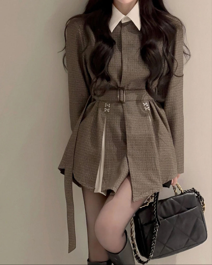 午後の微笑みに包まれるチェックワンピース