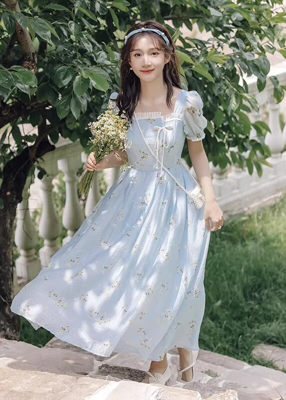 《歩くたびふわりと揺れる》空色の風吹くワンピース