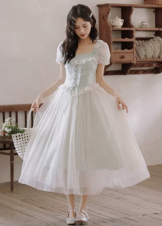 【透明感で惹きつける】花咲く庭に迷い込んだワンピース