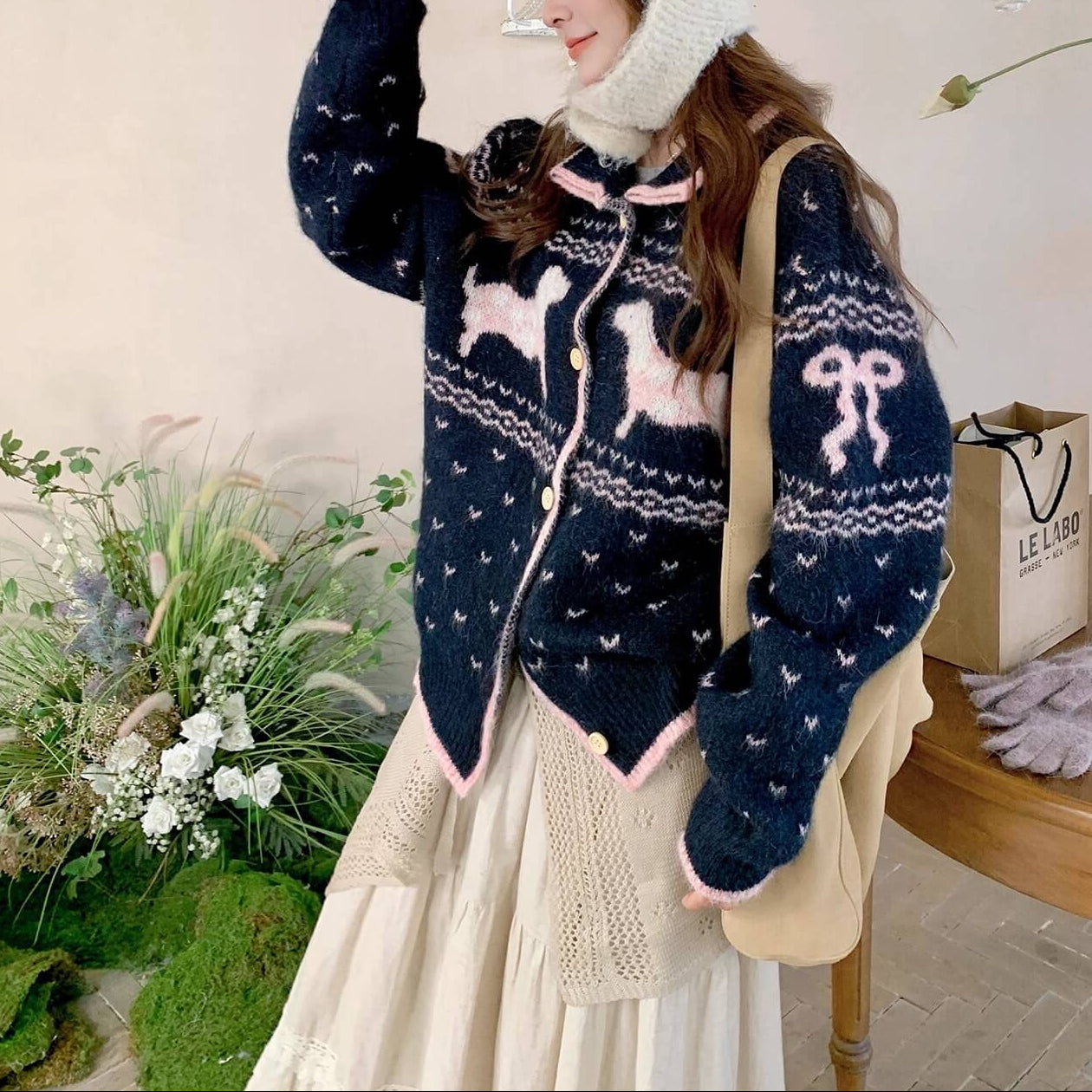 《癒しの冬ニット》でリボンと仔犬のメロディカーディガン（全2色）
