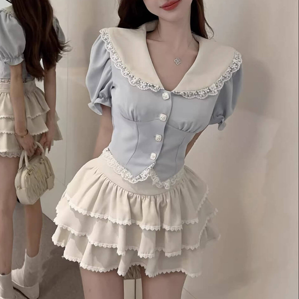 《視線を集めるセーラー襟》青空にとけるフリルトップス