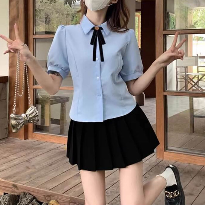 《バックリボンで後ろ姿まで可愛く》窓辺に咲く気品のリボンブラウス（全2色）