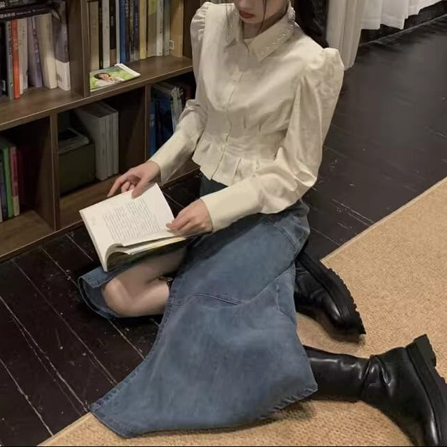 静かな灯りに包まれるエレガントブラウス