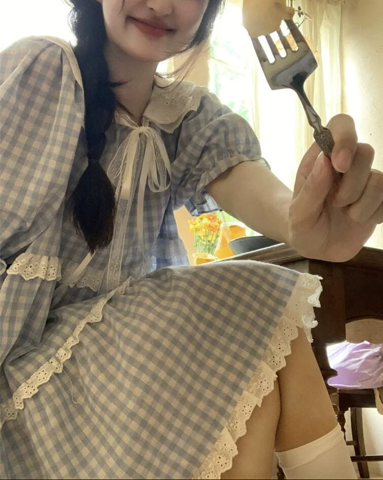 《ギンガムチェックで爽やかに》そよ風に揺れる休日チェックワンピース