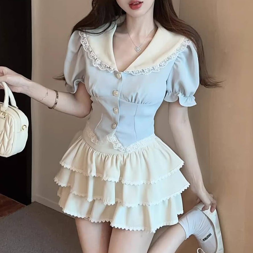 《視線を集めるセーラー襟》青空にとけるフリルトップス