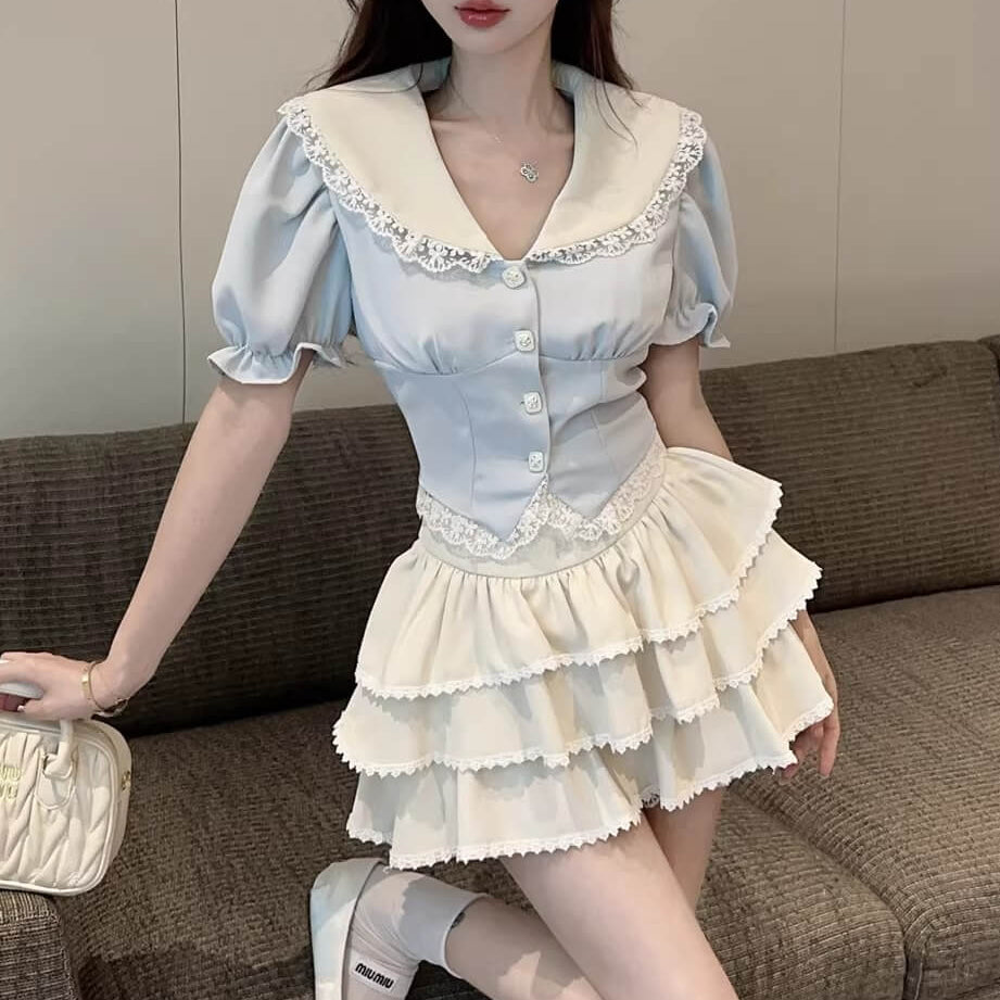 《視線を集めるセーラー襟》青空にとけるフリルトップス