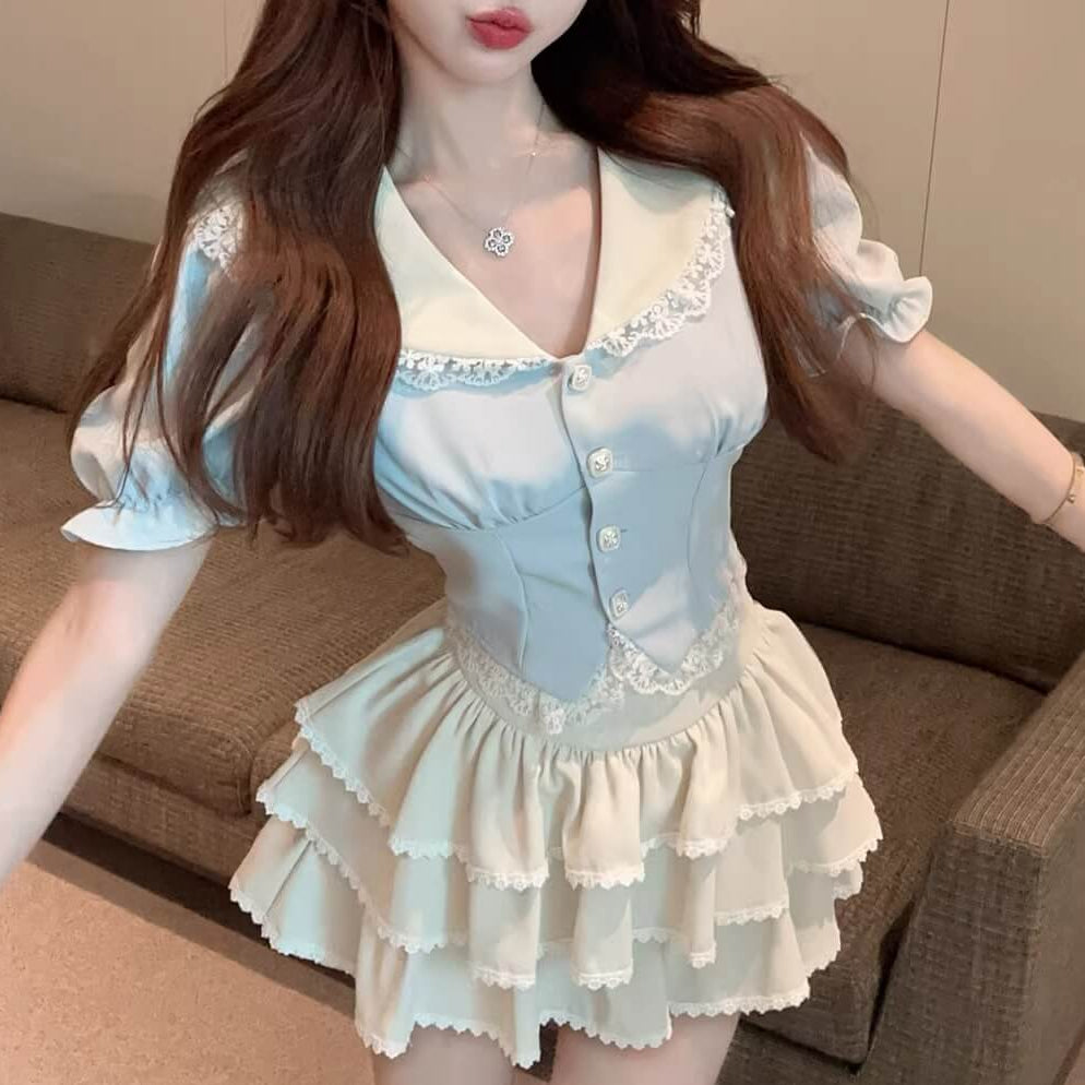 《視線を集めるセーラー襟》青空にとけるフリルトップス